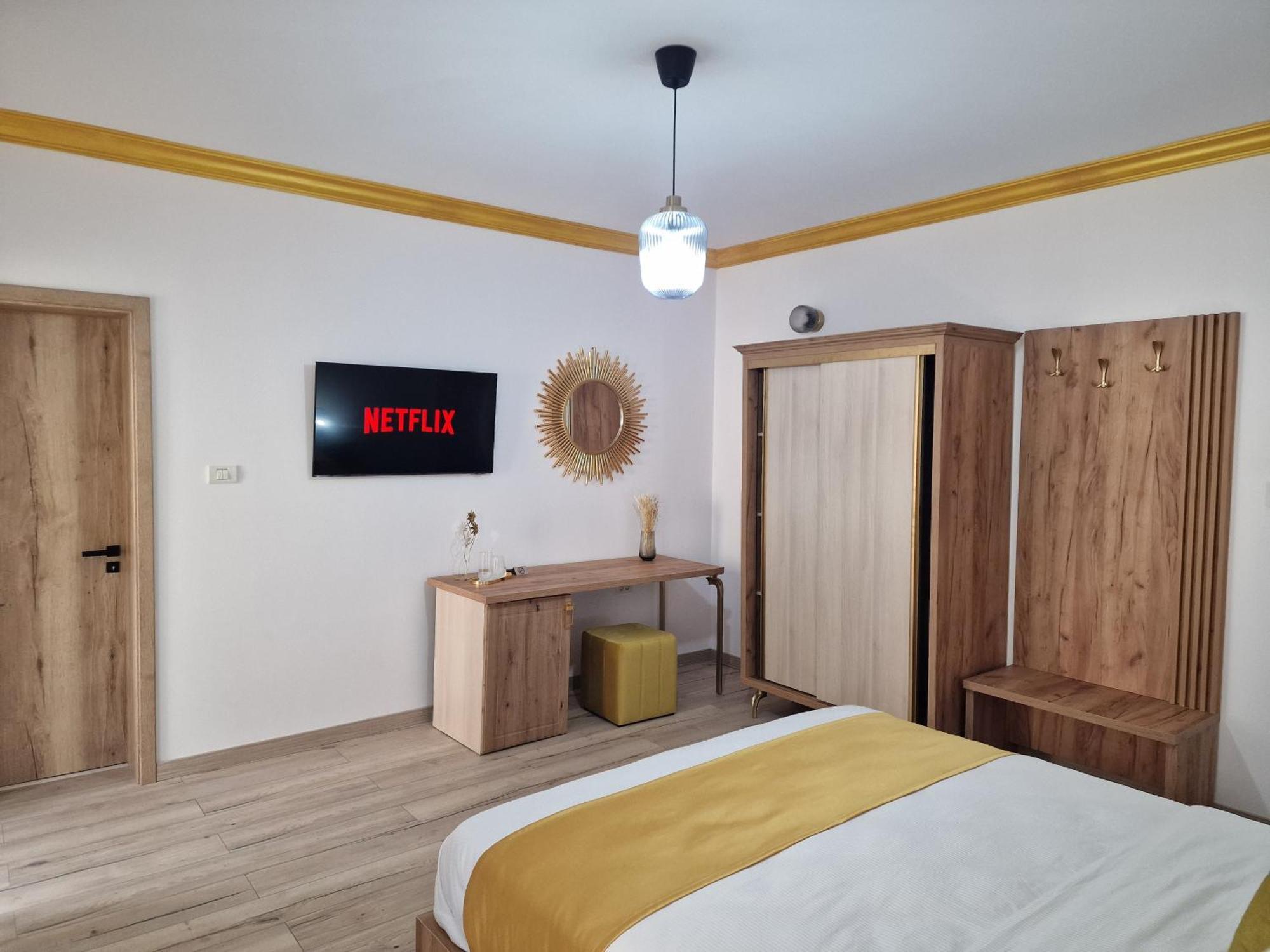Colt De Rai Hotel Resita Bagian luar foto
