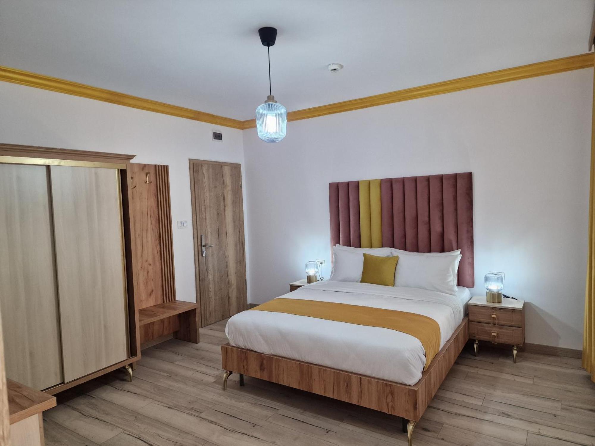 Colt De Rai Hotel Resita Bagian luar foto