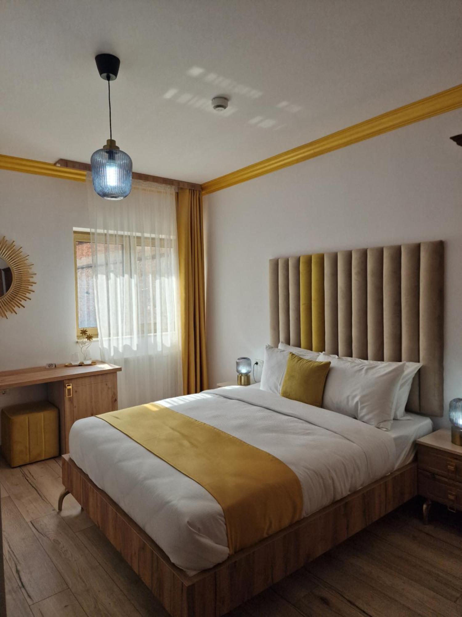 Colt De Rai Hotel Resita Bagian luar foto
