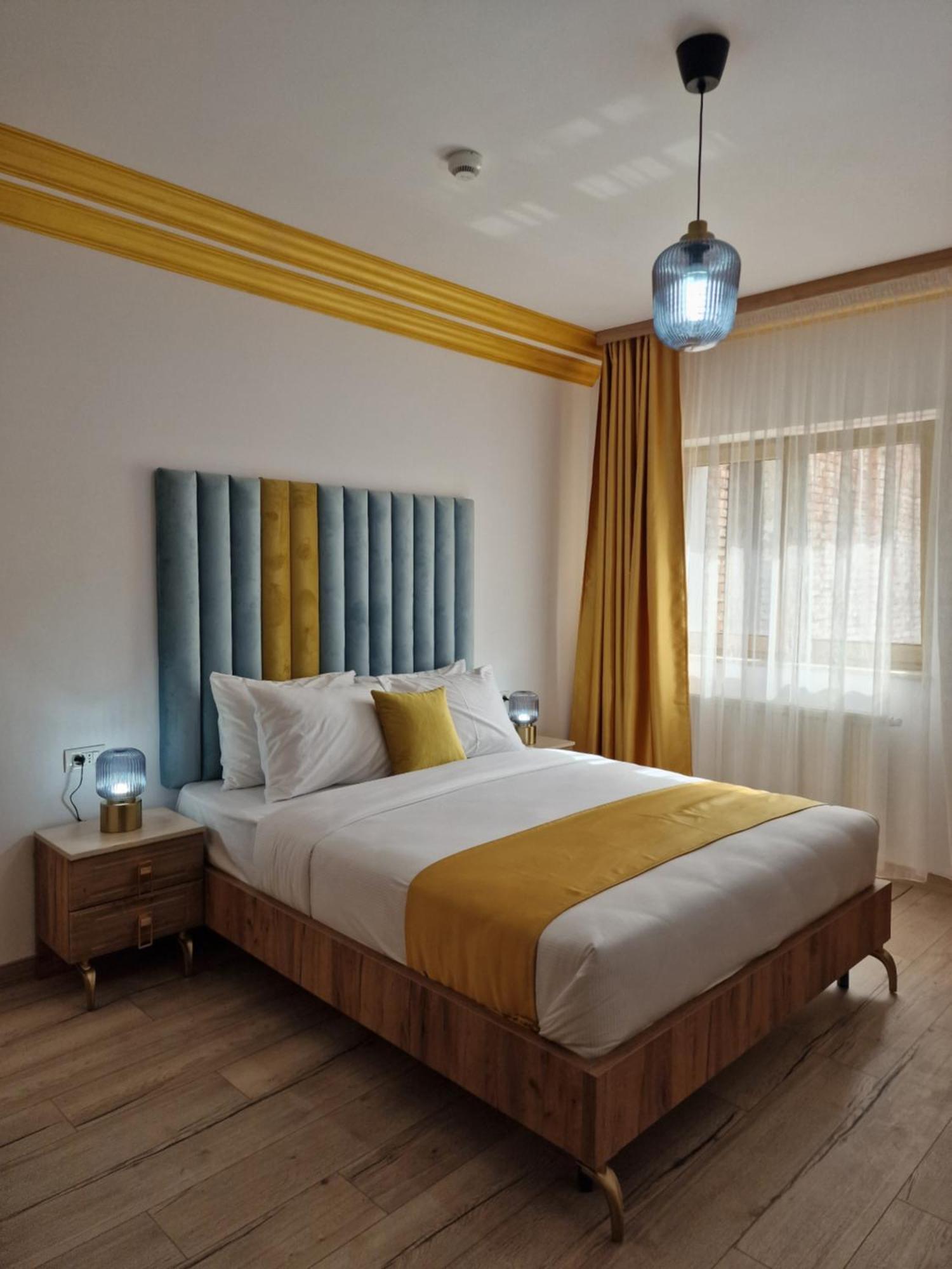 Colt De Rai Hotel Resita Bagian luar foto