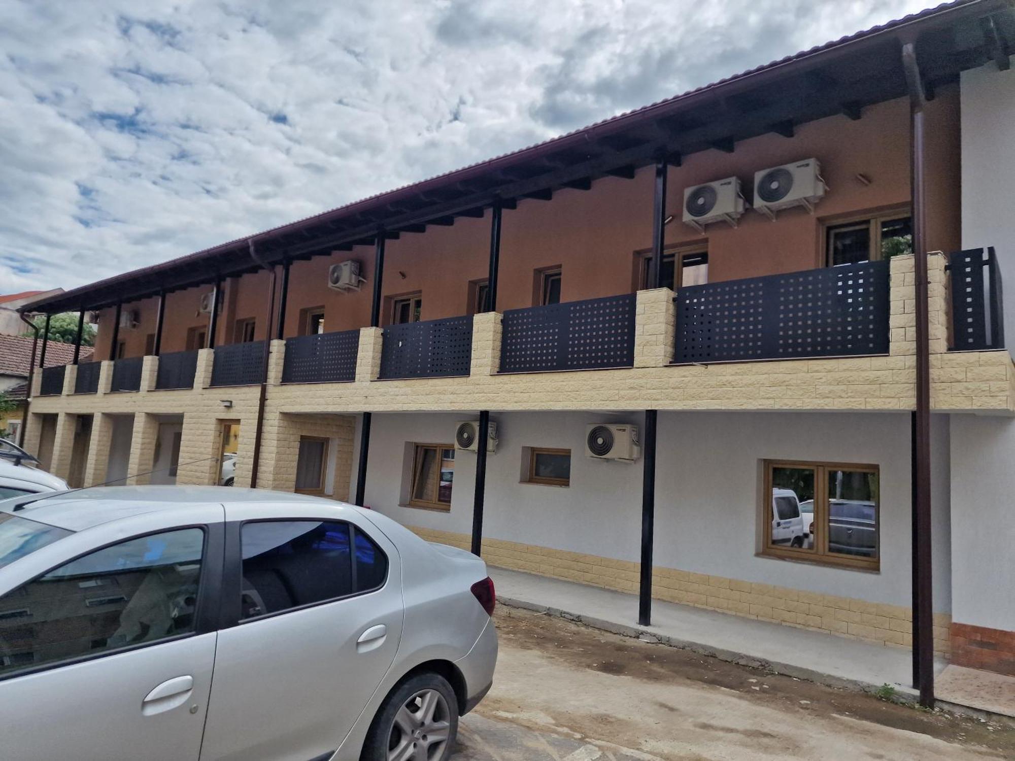Colt De Rai Hotel Resita Bagian luar foto