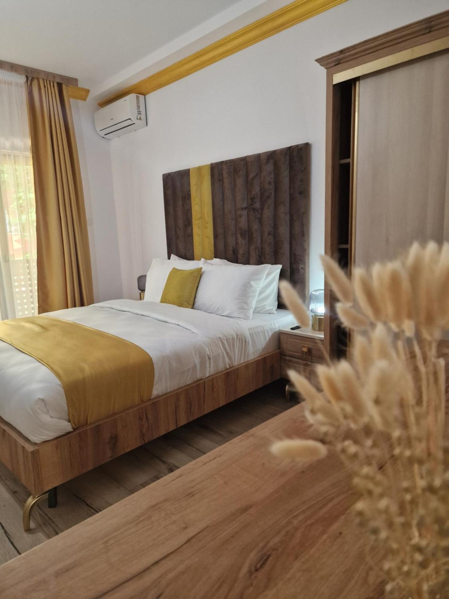 Colt De Rai Hotel Resita Bagian luar foto
