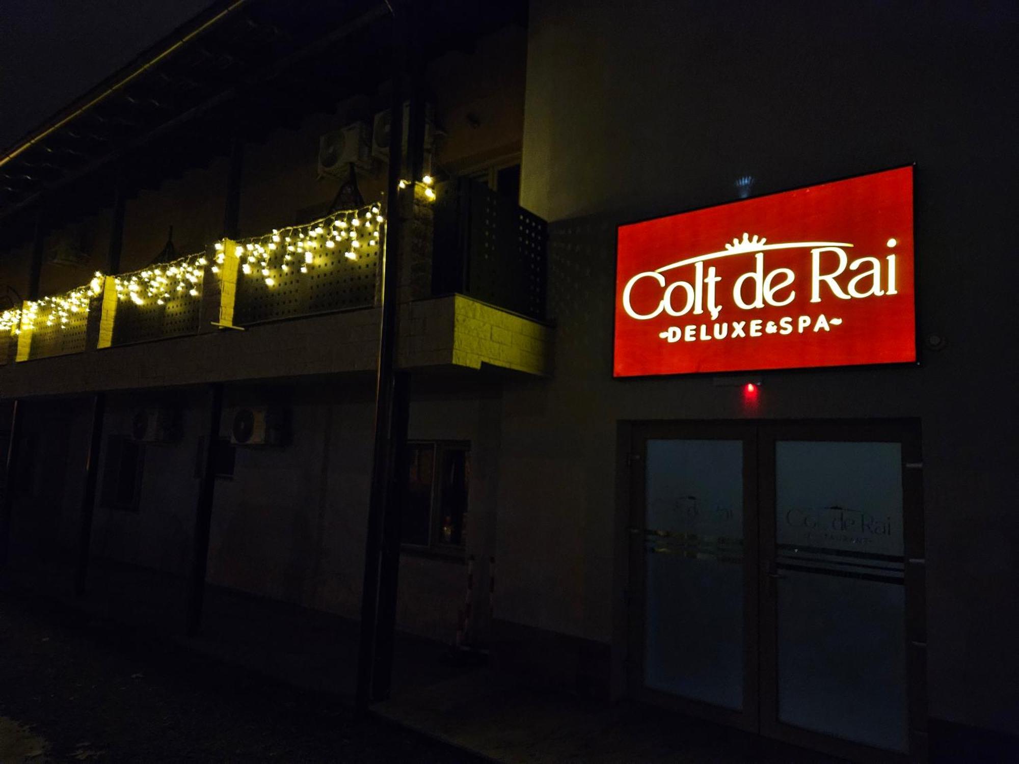 Colt De Rai Hotel Resita Bagian luar foto