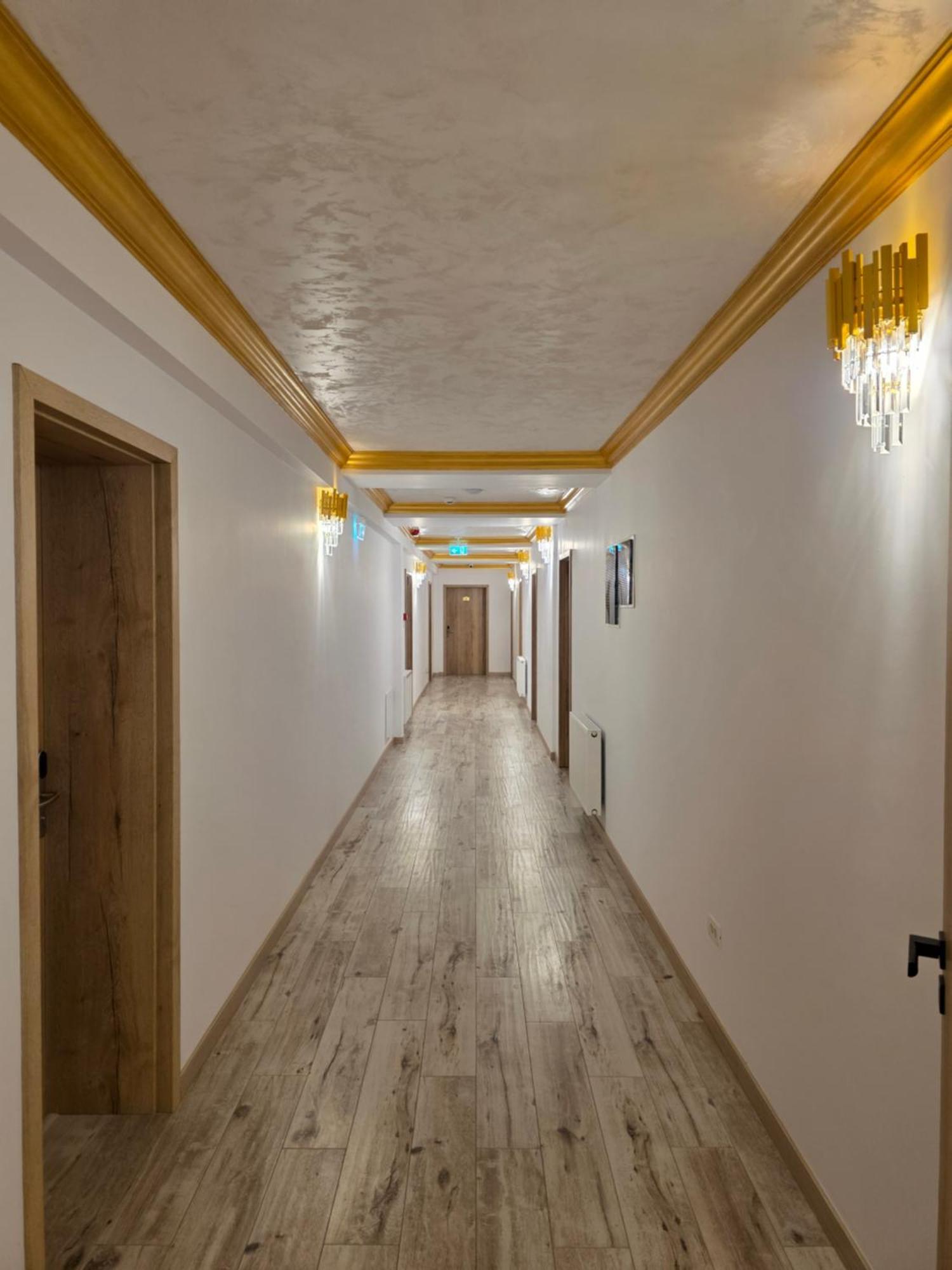 Colt De Rai Hotel Resita Bagian luar foto