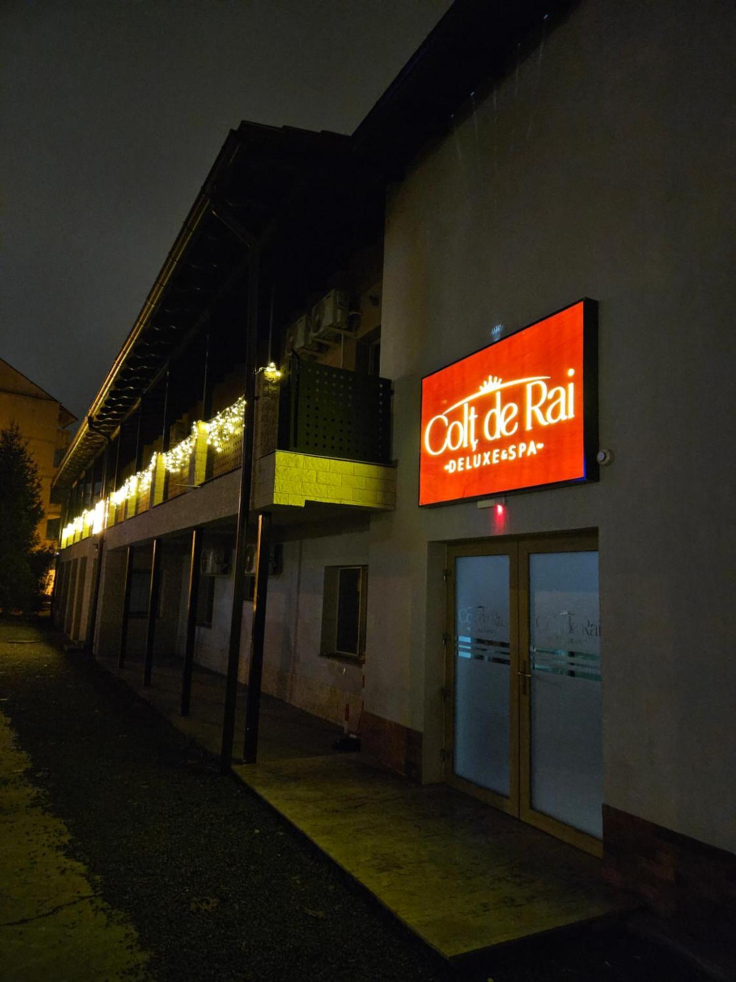 Colt De Rai Hotel Resita Bagian luar foto