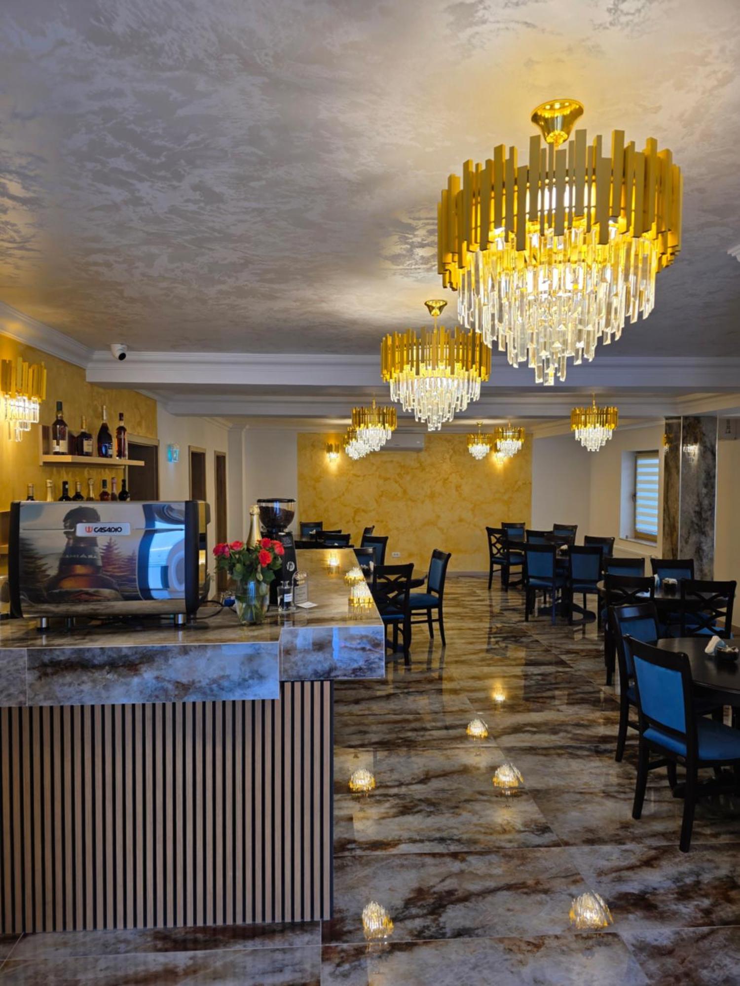 Colt De Rai Hotel Resita Bagian luar foto